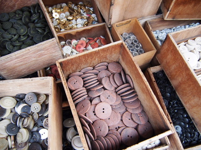 向こうでは、黒人のおにーさんが、<br />自分のコートの袖に合うボタンを探している。<br /><br />どうやら取れてしまったらしく・・・・