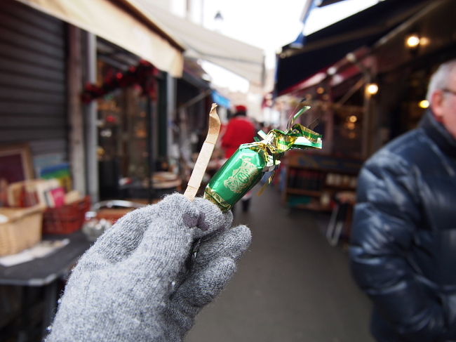 実は、テルトル広場で買った黒猫の絵。<br />あれに合う額や写真たてでいいのがないかと探していたのだが<br />そもそも小さな額とか写真たてなんかには、まったく出会わなかった。<br /><br />どっか別のエリアであったのかなー。<br /><br />写真は、サンタさんのカッコをしたおにーさんにもらったコンフィズリー。<br /><br />たっくさんお菓子が入ったカゴを持って<br />観光客みんなに配り歩いている。<br />めんどくさいので、到着時には避けたのだが<br />出くわしちゃって、もらっちゃう(笑)