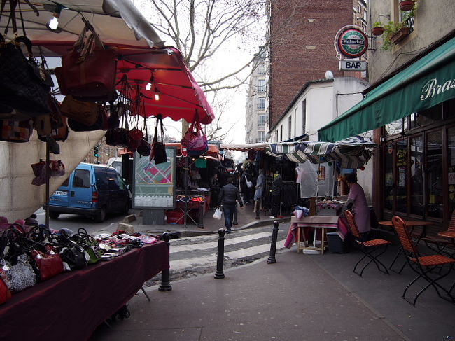 ブロックの内側が“蚤の市”だとすると<br />ブロックの表通り側が、ココになるのだろうか？<br /><br />大通り沿い。左右に並ぶ・・・並び続ける大量の<br />黒人がやってる衣料・生活雑貨の屋台。<br /><br />その間を通り抜ける。<br />まっすぐ向こうに・・・・サクレ・クール？！