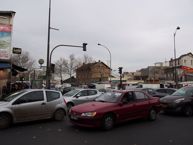 大通りの交差点は、どっからどこへ行くのか大混雑。<br /><br />信号待ちの間に、勝手にフロントガラスに泡を吹きかけ<br />拭いてやるよと、カネを要求するにーちゃんたち。<br /><br />こういうのって、インドとか、アジアな風景じゃなかったっけ？