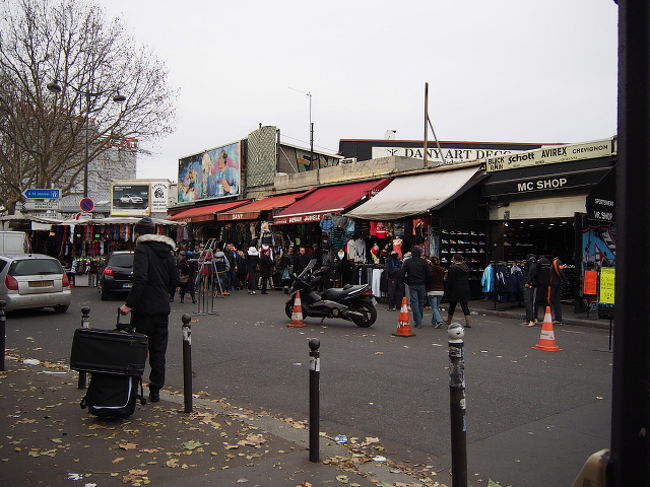 13時。さすがにちかれたび(笑)<br /><br />特に何も買わず蚤の市を出る。<br />いやぁ・・・「欲しい！」と思えるものを探すのって<br />ずんごい難しいですよ？<br /><br />だって、ほとんどガラクタじゃね？！(爆)<br /><br /><br />こうしたテントに囲われたエリアの中が<br />蚤の市って感じになる。