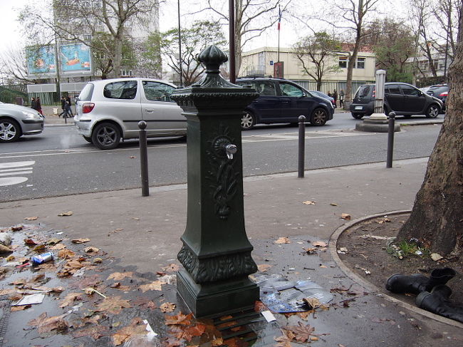 あ、水、発見。<br /><br />あ、トイレは蚤の市エリアに入る前後、高速道路の高架下あたりに<br />公衆トイレがありました。<br /><br />あとはどっかのエリア内にもあったけど、説明できないっす(笑)<br /><br />そういや高速の高架下あたりで、段ボールの台の上で<br />何やらやってる黒人たち・・・・<br /><br />今思えば、あれは「賭けゴト」をやっていたのか・・・？