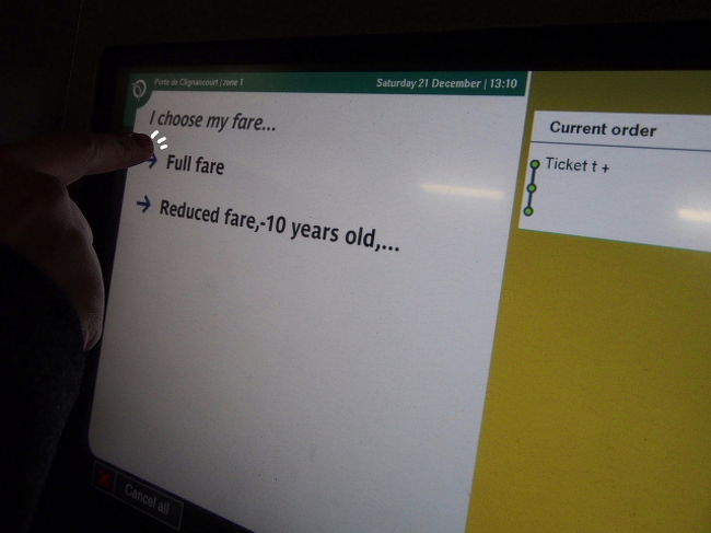 “Full Fare”を選択。<br /><br />多分下は、「10歳以下？」<br />違ってたらごめんねー(爆)