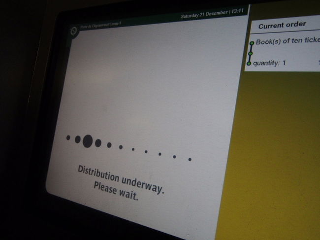 こうして下の受け取り口から、切符10枚、発行完了。<br /><br />この後、レシートの有無を聞かれますが、<br />ソコはご自由に(笑)<br /><br />じゃ、我らがレ・アルへ帰りましょう！<br /><br />と、思ったが・・・・