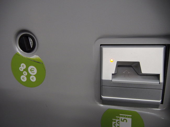 右側、画面からえらく離れたトコにある、<br />投入口からお金を入れる。<br /><br />あ、小銭の量を減らそうと、日本っぽい入れ方をしても<br />この機械には理解できないようで<br />じゃらじゃらと大量の小銭でおつりが出てきます(爆)