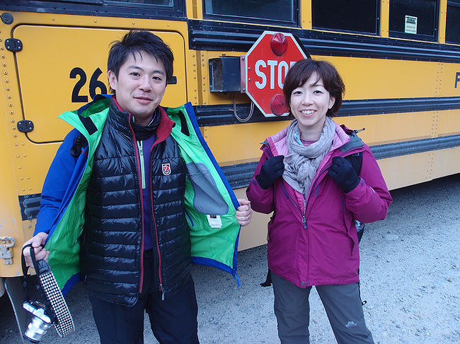 朝、シャトルバス乗り場での服装（08:30AMバスを利用する場合）<br /><br /><br />バス乗り場の標高は1600m　20分走った終点は2000mを越えた高さ。<br />7〜9月は時期を問わず、レインウェア、ダウンジャケット、ニット帽、手袋、スカーフなど、<br />気温や天候、寒さに強い・弱いなどを考慮した上で、組み合わせ方を考えることを勧めます。<br /><br />画像は、E夫妻の場合。<br />ダウンジャケット＋レインウェア、スカーフに手袋も。