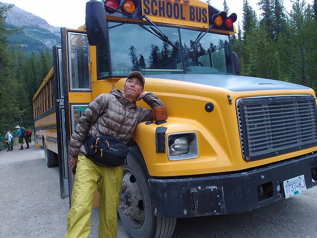 画像は管理人の朝の様子。<br /><br />バス乗り場と降り場は寒いので、ダウンジャケットを着用。<br />でも、その下は半袖のベース用シャツ。<br />ハイキング開始後の20〜40分後にはダウンジャケットが不要になるから。<br /><br />レインパンツも履いてます。ゴアテックス素材はあったかいので。<br />上着と違って脱いだり履いたりが出来ない下半身は、レインウェアのパンツの着脱で調整するのが得策。<br /><br /><br /><br /><br />