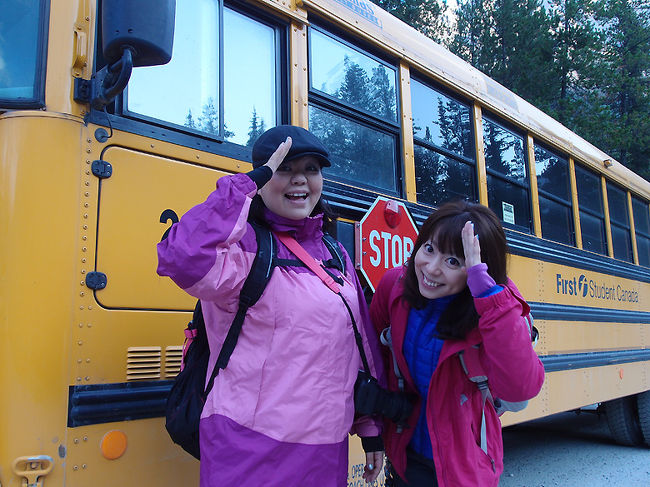 朝、シャトルバス乗り場での服装（08:30AMバスを利用する場合）<br /><br />画像は、I姉妹の場合。<br />ダウンジャケット＋レインウェア。