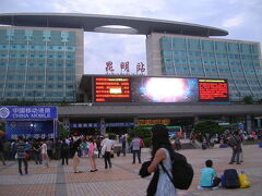 上海で飛行機を乗り継ぎたどり着いた昆明には３泊しました。駅はとても立派でした。