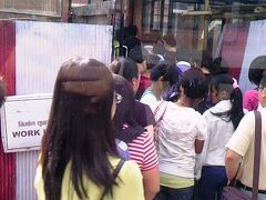 飛行機からタラップを降り乗せられたバスがたどり着いた、首都のトリブヴァン国際空港の建物。