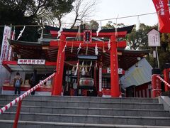 お食事したお店からお堀沿いを歩いて
熊本城に行く途中に小さな神社がありました。

「熊本城稲荷神社」旅の安全をお願いしました。
