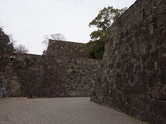 熊本城入園料￥500
稲荷神社近くの須戸口門から入りました。

慶長時代からの石垣は重厚かつ正確に石積みされていました。
ここから天守閣を目指します♪