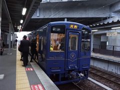 この旅のメインイベントおれんじ食堂です♪
青くて綺麗な車体でした＾＾

この電車一日に一往復半なのです。
新八代からは10:18、17:14の2本
川内から14:03の1本です。
2両編成で1号車ダイニングカー2号車リビングカー定員４３名
全席指定席です。
約3時間弱かけてゆっくりのんびり
九州西海岸　不知火海沿いの肥薩線を走ります。