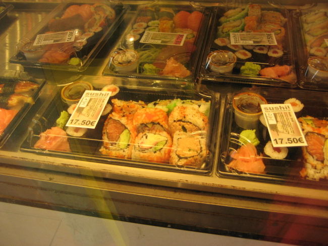 アントワープ駅前にあった寿司屋さん<br /><br />折詰のお寿司　１７.５ユーロ　（約２５００円）<br /><br />高い（−〜−；）