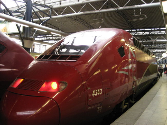 ２０１４年１月３日<br /><br />　　９：３７AM　ブリュッセル南駅発<br />　１０：５９AM　パリ着<br /><br /><br />南駅からタリスに乗車です<br /><br /><br />南駅は治安が悪いと評判でちょっとドキドキだったけど警察も一杯いて無事に乗車
