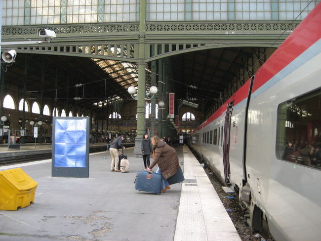 定刻通りパリの北駅に到着ですぅ〜