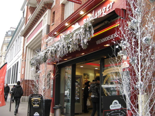 またまた地下鉄の乗り継いで次に行った所は・・・<br /><br />年末に某番組でナイナイの岡村さんがやって来たパン屋さん♪<br /><br />毎年行われるフランスパンの大会で優勝すると１年鐶大統領に毎日そこのパンが届けられるらしいです<br /><br />で<br />２０１３年はここのお店だったみたい<br /><br /><br />