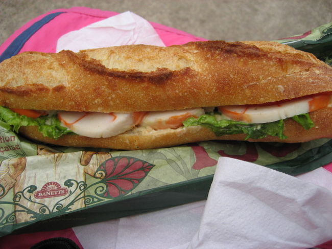 店頭のガラスケースには色んなサンドイッチのバケットが並んでますぅ〜<br /><br />どれにしようか迷った結果エビサンドに決定！！