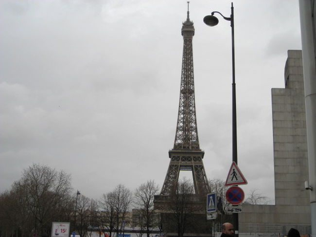 お腹も一杯になったしぃー<br /><br />またまたメトロをに乗って今度は　エッフェル塔<br /><br /><br />でもﾈ（−−）<br />最寄駅でこの風景を見てもう満足しちゃった私<br /><br />もうエッフェル塔の下まで行かずにココで鑑賞<br /><br />お土産物屋さんをブラブラして次へ