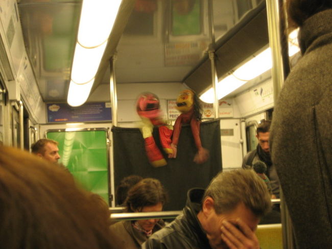 メトロに乗っているといきなりの大音量<br /><br /><br />なになに！？<br /><br />って見てみると車内でいきなり人形劇が始まっちゃいましたぁー<br /><br /><br />で<br />数分で終わった後は人形劇やってたオジさんが「メルシーメルシー」って手を出して歩いて乗客からお金をもらってました<br /><br />