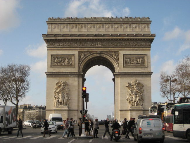 で<br />着いた所が　凱旋門<br /><br /><br />ココも（＾＾；）<br />最寄駅から出たこの位の所で鑑賞して終了<br /><br />ここからシャンゼリゼ通りを歩いてみよー♪