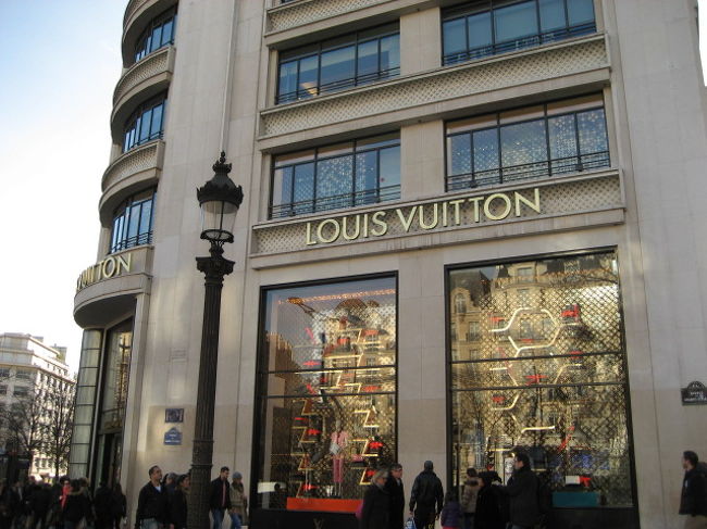 ルイヴィトンのお店までの数百メートル歩いただけでもう飽きた・・・・<br /><br />で<br />そこからまた地下鉄