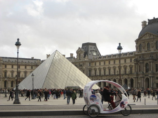 ルーブル美術館<br /><br />この辺りの建物はさすがパリ！！的で感動的（☆0☆）<br /><br /><br />ルーブル美術館は<br />トイレだけ行って終了（１.２ユーロ）