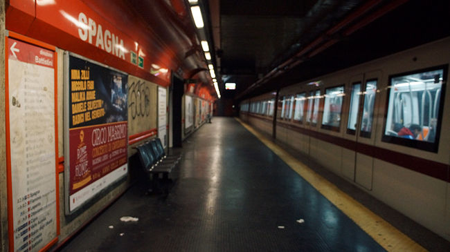 空港からレオナルドエキスプレスと地下鉄で<br />ホテル最寄の「スペイン駅」まで。<br />さすがに23：00を過ぎると人影もまばらです。