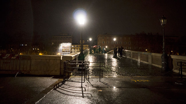 帰り道は酔い覚ましも兼ねて<br />テヴェレ川を渡って帰ります。