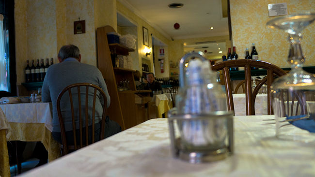 なかなか注文を取りに来てくれませんでした。。<br />すると左のテーブルで会話の盛り上がっていた、このおじちゃんが実はお店の方で振り向きざま「注文決まった？」