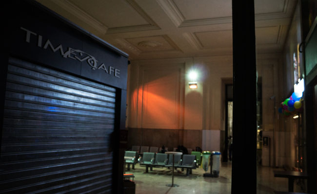 電工掲示板の「Delay」の時間が35分に始まり結局120分遅れでした。<br />トイレはクローズ。アナウンスも無し。（あっても聞き取れませんが。。）<br />係員っぽい人も居ず。わりとびびってきました。。