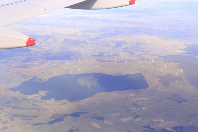 上空から見た風車に、これまたテンションＵＰ。<br /><br />ちなみにＮＺの発電は、原子力は勿論、火力も０にしようとしているそうです。大抵の電力は水力、風力、地熱発電でまかなえるそう。<br />流石、自然に恵まれた国です。
