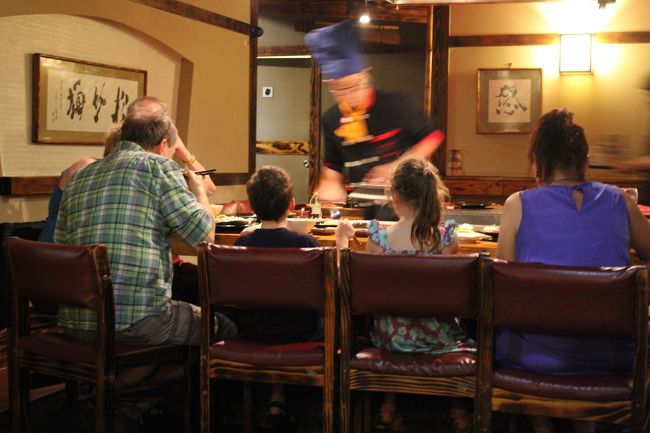 大黒というお店にやってきました。<br />店員さんが、目にも止まらぬ早業で、調理という名のパフォーマンスをこなしてくれます。<br /><br />見ての通り、最近海外では鉄板焼きが人気みたいです。<br />そういえば、台湾でも行列ができてました。