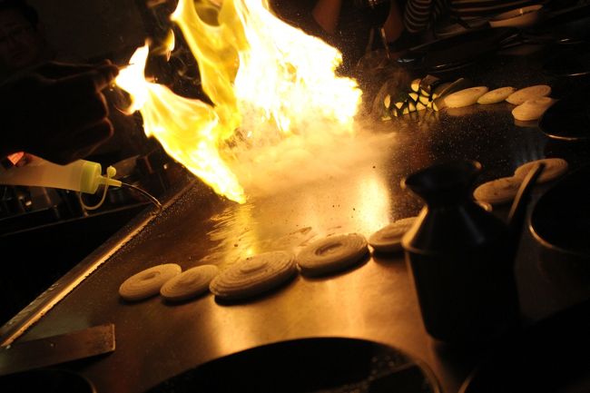 私達のテーブルでもショーが始まりました。<br /><br />コックさんは在ＮＺ歴14年の日本人の方でした。<br />なんで、オークランドに住んでるの、という、恐らく何百回も聞かれたであろう質問をしつつ、