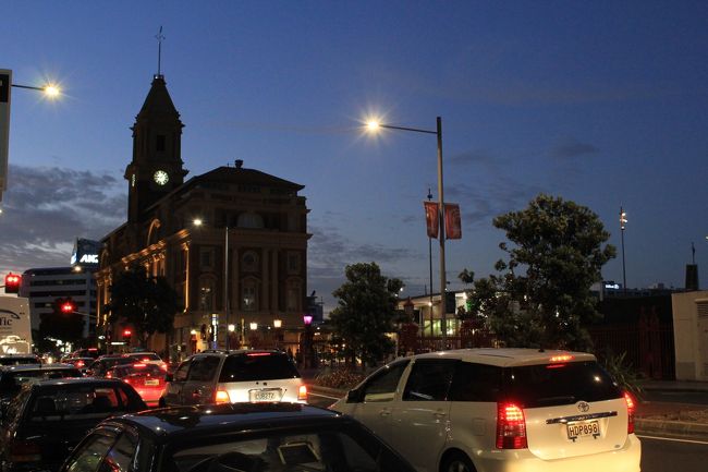 夕食の後、チェックインする前に少し観光です。<br /><br />オークランドはＮＺ最大の都市ですが、それでも空が広い！<br />ちょっといい雰囲気です。