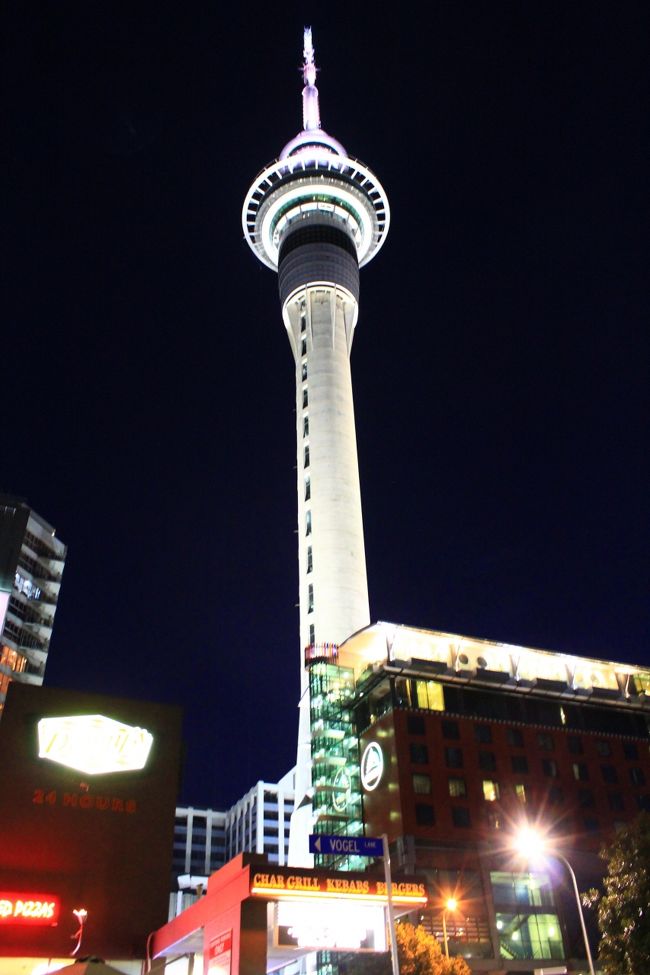 そして、オークランドの名所、スカイタワーもぱしゃり。<br /><br />展望台らしきでっぱりから、なんとバンジージャンプができるそうです。。。絶対しない！<br />