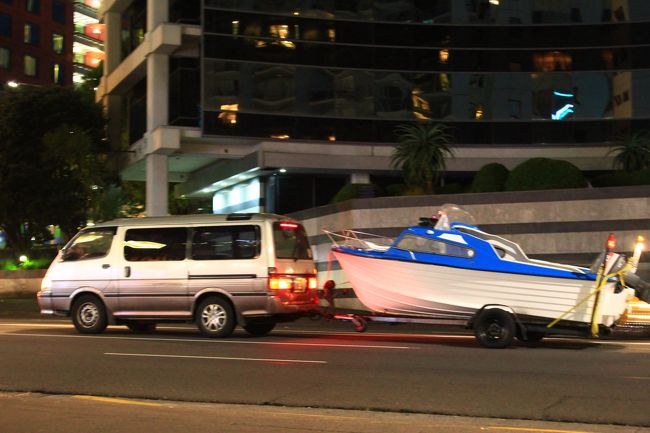 そして、その下をこういった車が通るのがオークランドらしい景色だそうです。オークランドの住人の1/3が、こういった自家舟をもってるそうで、セレブな雰囲気を垣間見ました。<br /><br />