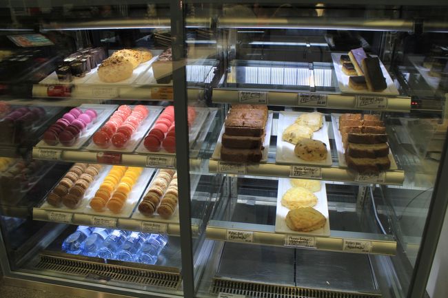 こちら限定のパイ、というものを目当てに来たのですが、<br />残念ながらそれは10時からしか提供してない模様。。<br /><br />しかし、どうやら6時からマックカフェがOPENするとのことで、しばし待機。<br /><br />日本でマックカフェに行ったことないけれど、マカロンとかあるんですね。