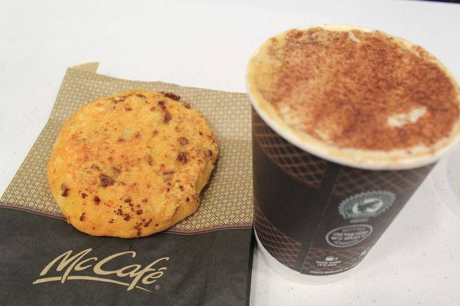 私は、朝から甘いものを食べない辛党人間なので<br />しょっぱ系のチージーチョリソーロールなるものをチョイス。<br /><br />、、これかなり好みです！！美味しいものを食べると急激に目が覚めます。日本で売ってほしい。