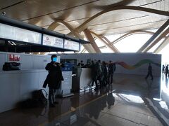 2013/12/29 14:30 昆明空港

結局、昆明行きの便が出たのが10:30発。昆明には14:30に着いた。
出航ボードを見ると、ヤンゴン行きの便の表示が消えている。
あーぁ、行っちゃったぁ。
カウンタで、ヤンゴン行きをどうにかしてくれ！とお姉さんにお願い。
「OK. 今日の便はもうないから、明日の便に振り替えします」
「明日午前10:00にまたここに来てください。」
となにやらあやしいメモ書きを乗ってきた北京-昆明の搭乗券に書きこまれた。
これを明日10:00に、このカウンタに出せばいいんだなぁ。
でも、今夜のホテルはどうなるんだろ？
お姉さんに少しだけ強い口調でホテルを要求。
するとカウンタの奥でなにかしら相談した後こっちに戻ってきてこう言った。
「ごめんなさい、今夜のホテルは提供できません」
「もしどうしてもホテルが必要なら、中国東方航空に直接電話して交渉してください」
説明した後も、あいむそーりーを繰り返すお姉さん。

彼女には僕達にホテルを提供する権限が無いのだ。

一緒にいた別の日本人がぶつぶつ文句を言っていたが、できないものはしょうがない。
ホテル代とホテルまでの往復のバス代はクレジットカード付帯の乗継遅延補償で戻ってくる。
申し訳ないという気持ちで頭を下げている人を、これ以上責めるのは人の道から外れている。

【情報】
僕のクレジットカードに付いている乗継遅延補償は、ホテル代と食事代しか対象になっていなかった。そのため市街までの往復バス代は補償されず。
保険によって違うので予め確認しておくと、いざというときに行動がとれる。
僕のケースの場合、お姉さんに市街までの往復バスチケットを要求すべきでした。
あ、それと、遅延証明書をもらうことを忘れずに。
僕はすっかりもらい忘れました。

【乗継遅延補償】
カード付帯の保険会社に申請して2/3補償金が振り込まれました。
内訳はホテル代256元、夕食代125元を1元17.41円のレートで算出した6633円。
実際に北京空港で円から元に替えたレートは19.62円だったので、かなり悪かったです。
遅延証明書はEチケットとボーディングパスの半券で代替できました。