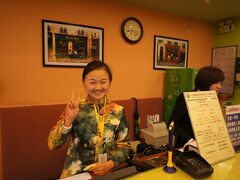 2013/12/29 16:00 如家快捷酒店昆明翠湖店　フロント

バスが終点に着くと、昨夜泊まる筈だったホテルに行く。
僕には内に秘めた作戦があった。
昨日のAgodaのバウチャーを何食わぬ顔を提示してチェックインを試みる。
しかし、日付が12/28なのだからチェックインできない。
それを指摘された時、一世一代の大芝居を打つ。
「えーっ？　あーっ！　日付間違えて予約したぁ！！」
「あぁ…　ごめんなさい。これで今夜泊まれる部屋にチェンジできませんかぁ？」
さすがにダメそうだが、かわいそうだから安くしてあげるって言われ、256元でツインルームをゲット。
おお〜、Agodaより安い。
一世一代の芝居も半分成功というところだろうか。
僕の人生もこのようにうまくいけばいいのだが。