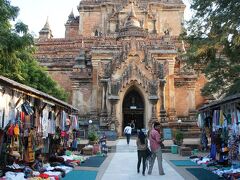 2013/12/31 16:40 バガン ティーローミィンロー寺院

馬車は道端の名もないような仏塔を見てティーローミィンロー寺院に。
「へー、いい感じだね〜」
ここにはバガンＴシャツも売っている。
裏に周ると売り子が上に登るといい景色あるよ！って声を掛けてきた。