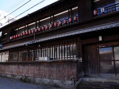 長崎検番の建物は、丸山遊郭の妓楼であった松月楼を譲り受けたものだそうで、現在も十数名の芸子衆が登録されているそうだ。検番とは料理屋・芸者屋・待合の三業による組合の事務所のようなところである。