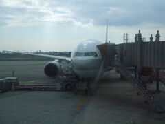 向かった先は伊丹空港。お客さんのほぼ90%はビジネスマン、ＣＡさんもお仕事だし、そんな中、お休みモード、ちょっと申し訳ない気分。お昼の伊丹便は満席でした。
