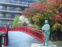 温泉を楽しんだ後は、駅に戻りましたが、せっかくなので、電車を一本やり過ごして、ちょっと温泉街を散策。

駅前には川が流れています。温泉街と言えばこういう川が流れているのが、いかにも温泉街！という感じですよね。10月下旬だったのですが、木々がだんだんと赤らんで紅葉がはじまっていました。