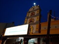 ヒンドゥ寺院 Sri Poyyatha Vinayagar Moorthi Temple



現存するマレーシア最古のヒンドゥ寺院。
この通りには中華寺院、イスラム寺院、ヒンドゥ寺院が並んでいて「ハーモニーストリート」と呼ばれているそうです。
