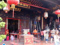 チェンフーテン仏教寺院　Cheng Hoon Teng Temple


マレーシアに現存する最古の仏教寺院です。
建立は1646年。
前回じっくり見たので、今回は外側からだけ。

前に頂いた厄除けお札はどこに行っただろう…？