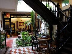 プラナカン・ハウスを改装した骨董店 Malacca House



中庭が付いた東西文化折衷の家。階段の手すりなどは東洋風でもあり西洋風でもあり。
暑い国らしく中庭がオープンで、緑で涼しげにしてありました。