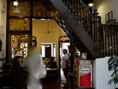 博物館に隣接するカフェ　Cafe 1511


博物館の出口を出て同じ建物内にはカフェがありました。
小さなスペースなりにプラナカンの香りがして座ってみたいと思いましたが、生憎満席。