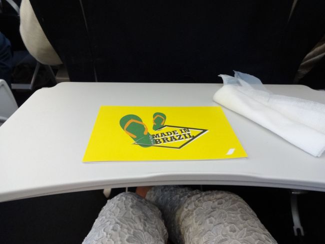 お席に着きました。今回はエールフランスでパリ経由でロンドンまで。